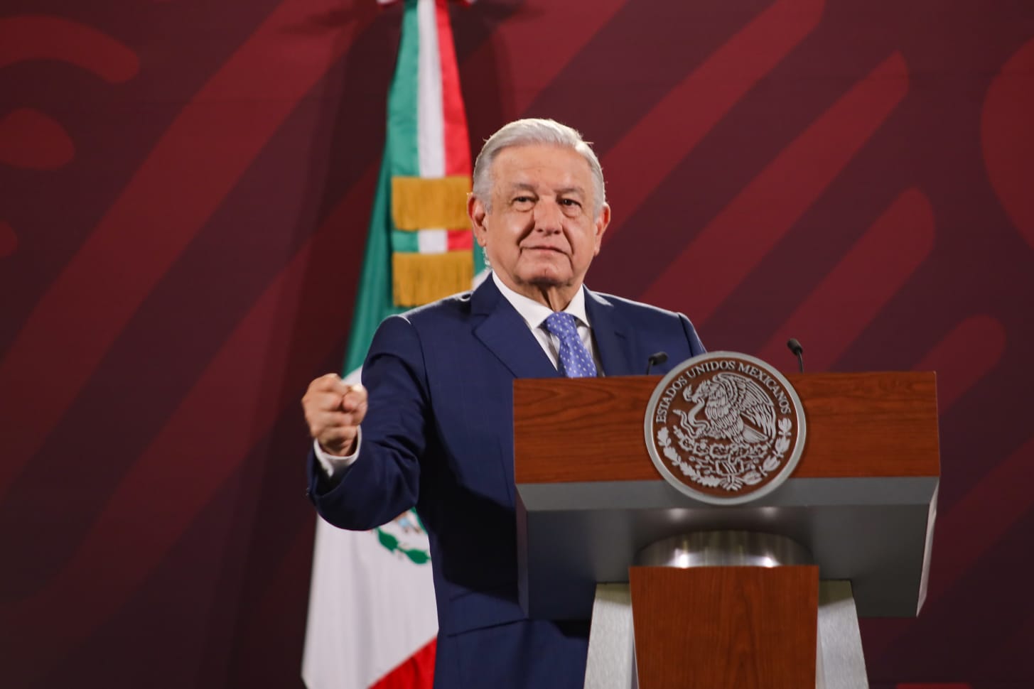 ‘No me preocupa’, dice López Obrador a propuesta de senador del PAN para su destitución