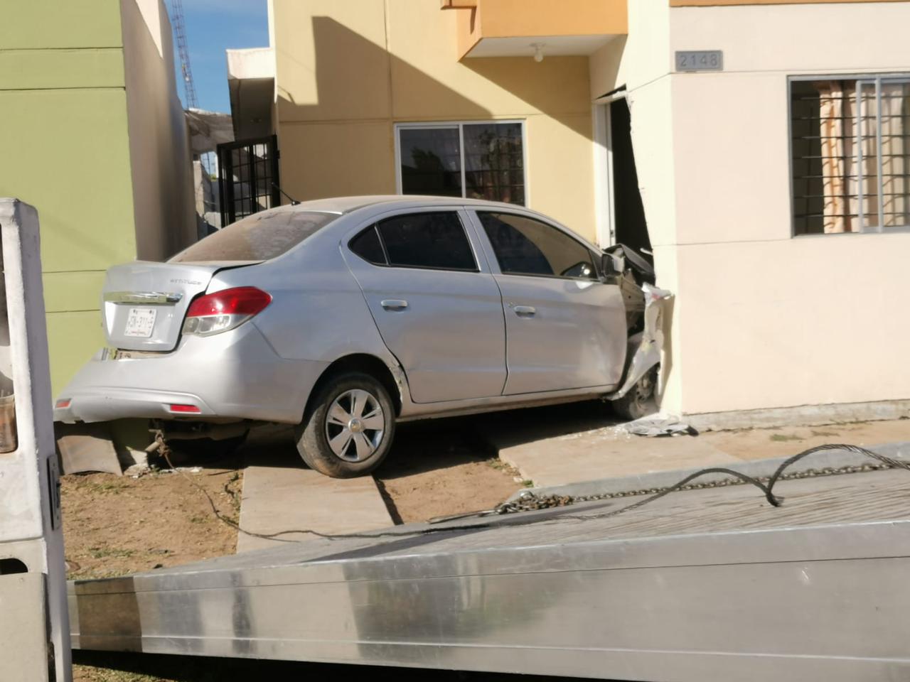 ¡Se metió a una vivienda! Aparatoso accidente en Los Mochis deja tres niñas y una mujer lesionadas