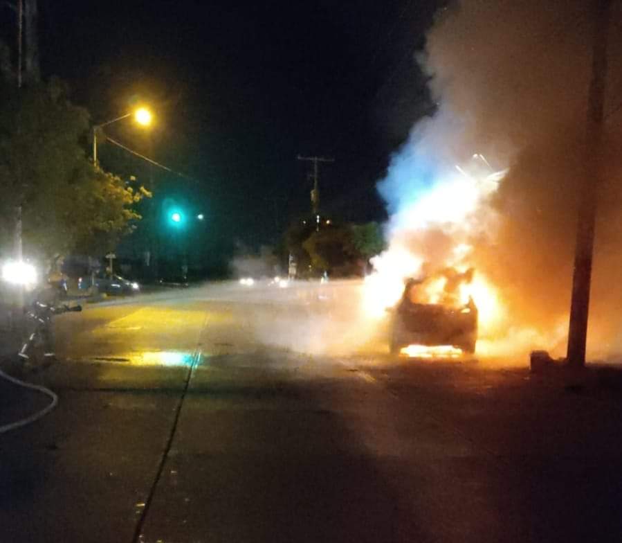 Arde vehículo en el Parque Lineal de Mazatlán