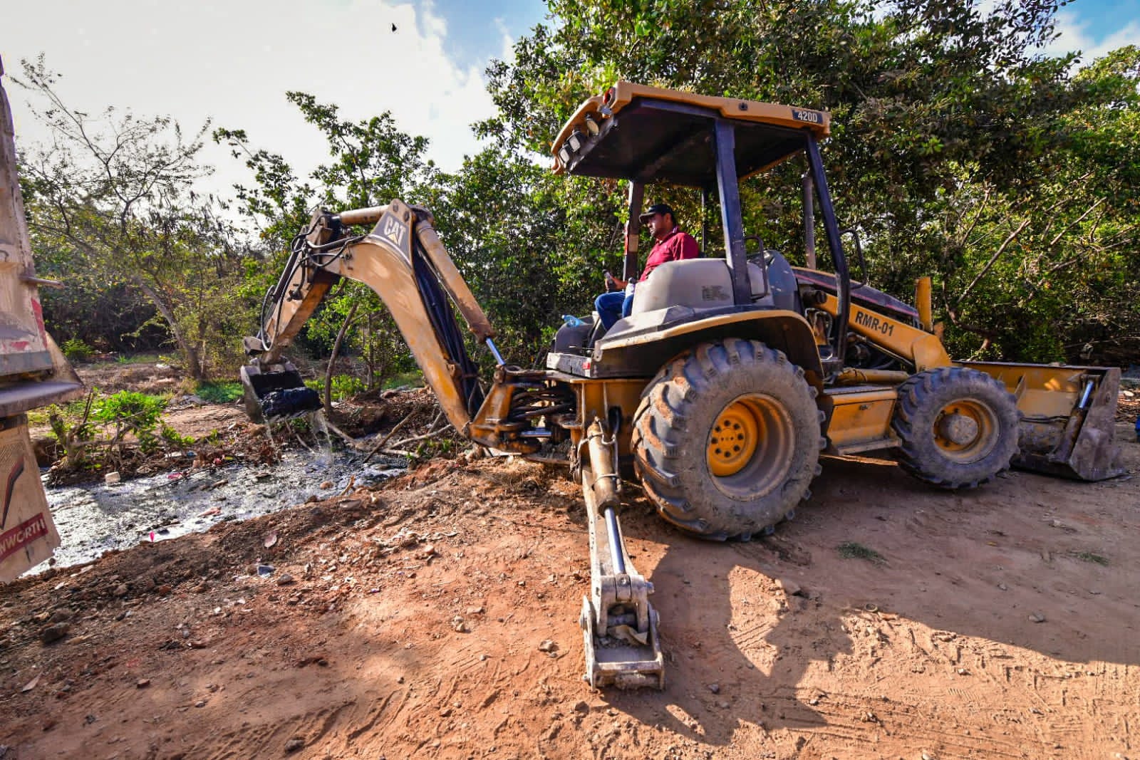 Arranca gobierno municipal de Mazatlán conservación del canal pluvial Quinta Chapalita