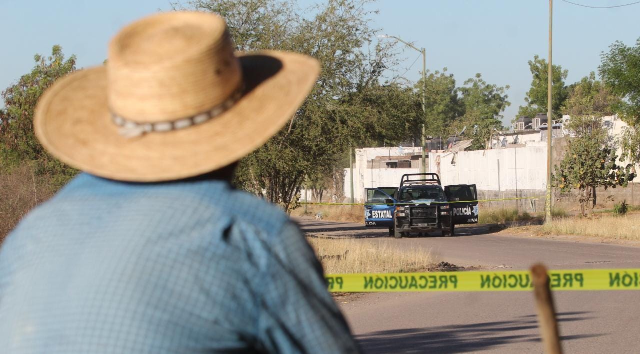 Asesinado a balazos y atado de pies y manos, hallan a hombre con botas tácticas en canal de Culiacán