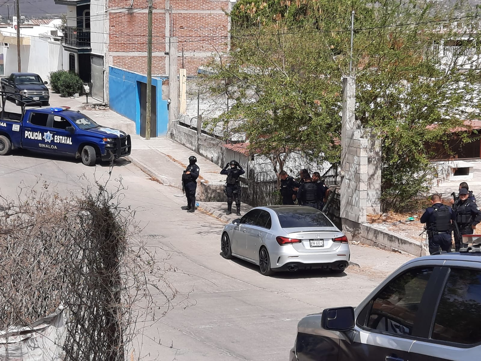 Asesinan a una mujer y un hombre en Mercedes Benz en Culiacán; ella estaba esposada y él encintado