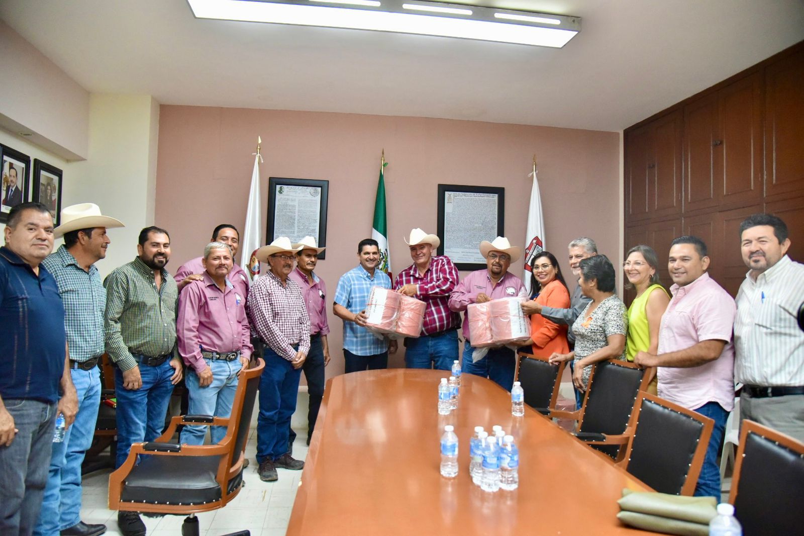 Asociaciones ganaderas de Salvador Alvarado reciben apoyos por parte del ayuntamiento
