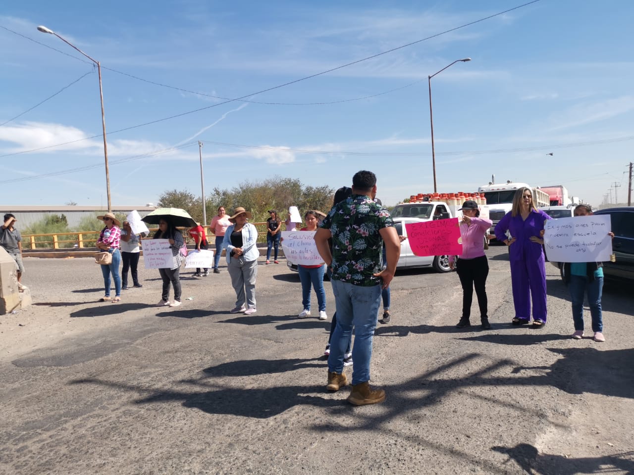 Liberan madres de familia el bloqueo de la carretera estatal lateral 18