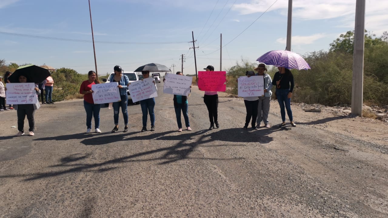 Bloquean padres de familia de la primaria Gabriel Leyva, la carretera Lateral 18, en Los Mochis