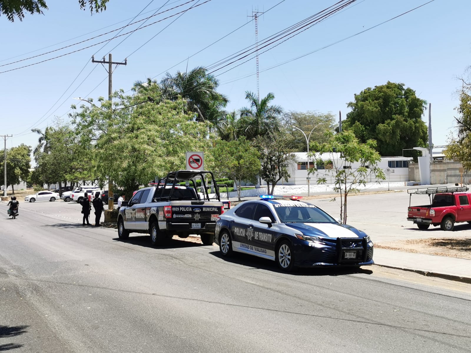 Bloquean policías acceso a instalaciones de Pemex en Culiacán; de a poco llegan productores agrícolas a manifestarse