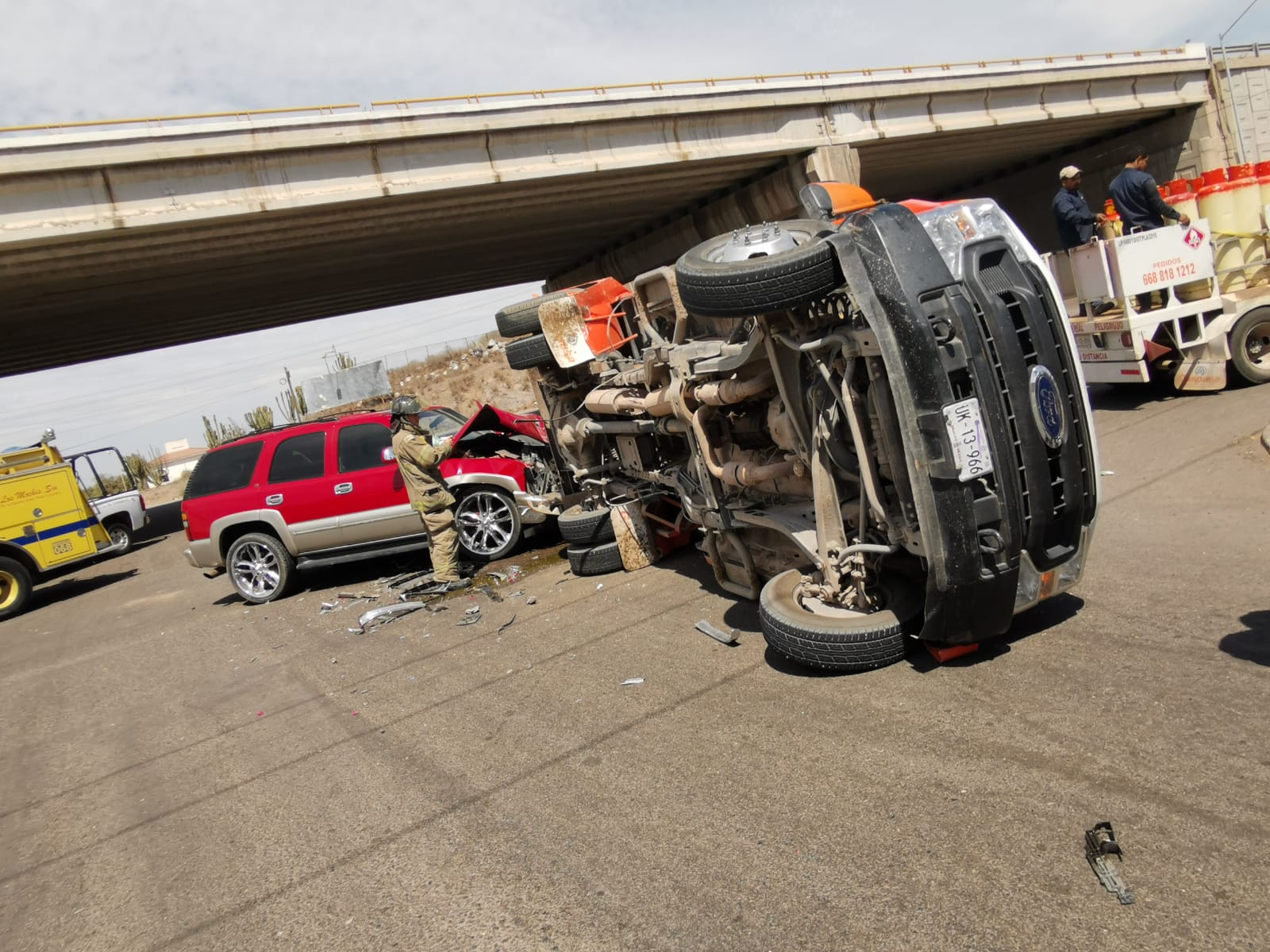 ¡Salen volando los cilindros de gas! Camioneta de empresa gasera sufre accidente a la salida de Los Mochis