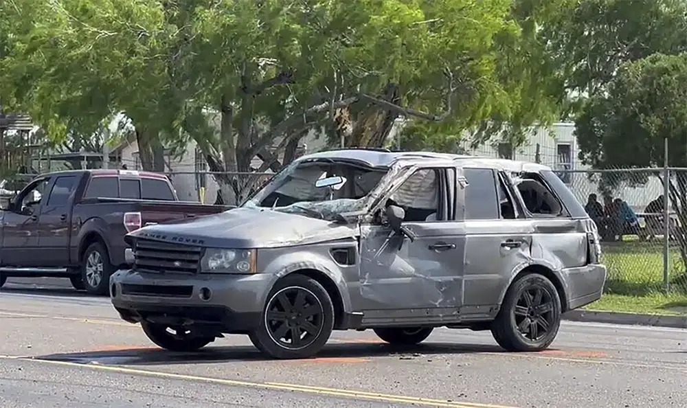 Video: Mueren 8 personas, tras ser embestidos por camioneta, cerca de albergue de migrantes en Texas