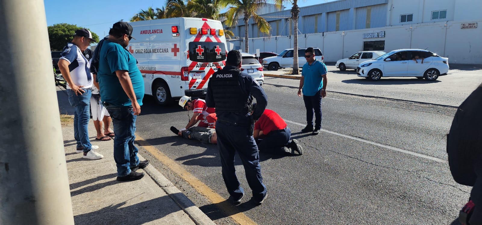 Camioneta embiste a motociclista sobre la Internacional México 15 en Mazatlán