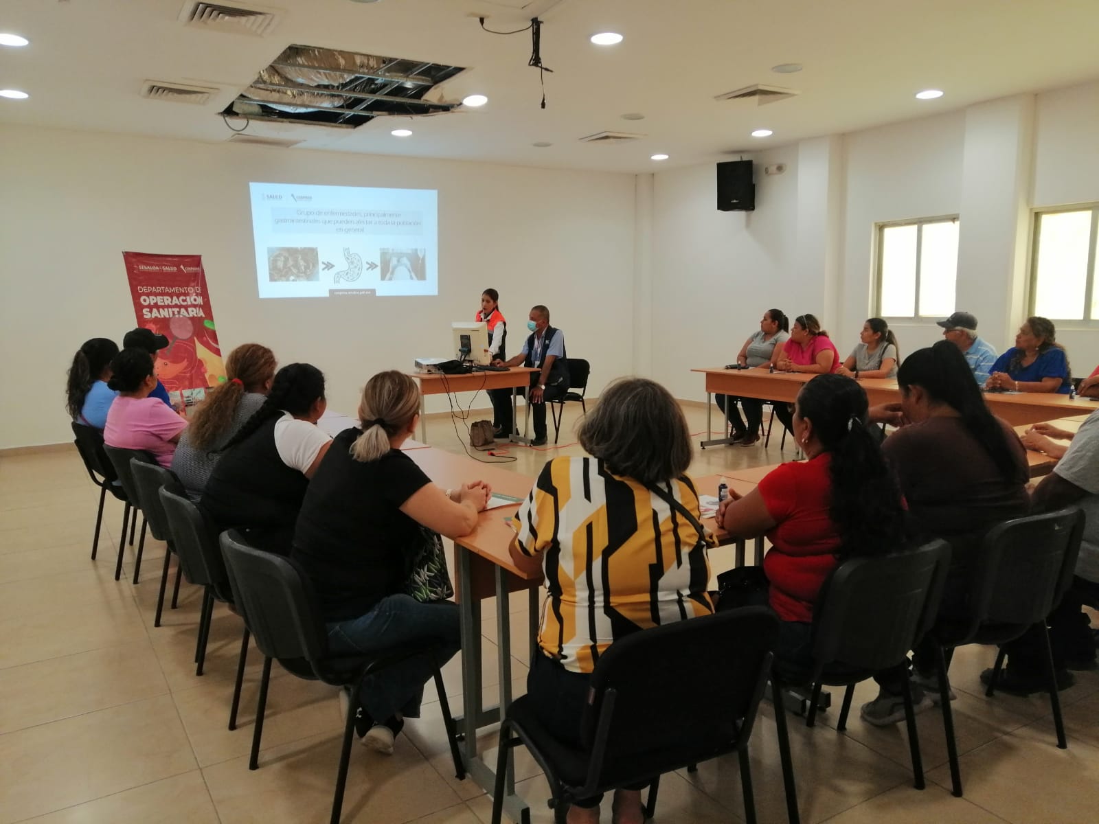 Capacita Coepriss a vendedores de alimentos de las Fiestas del Mar de las Cabras en Escuinapa