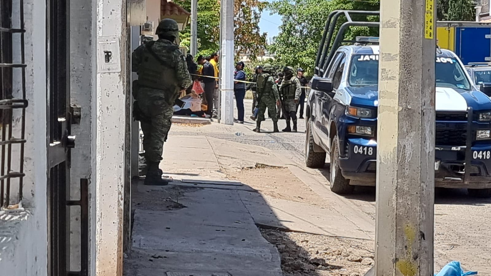 Catea personal de la FGR domicilio asegurado en San Benito, Culiacán tras hallazgo de pastillas de fentanilo