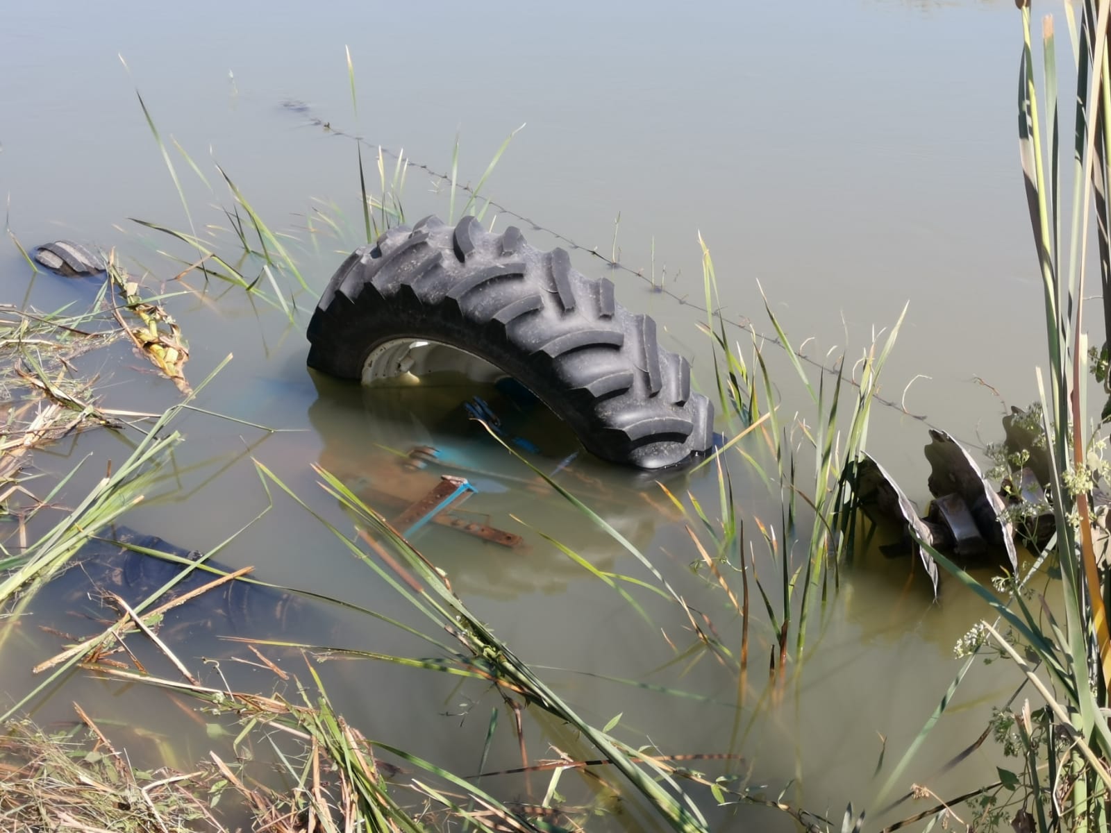Chofer cae con todo y tractor a un canal en San Miguel Zapotitlán, Ahome