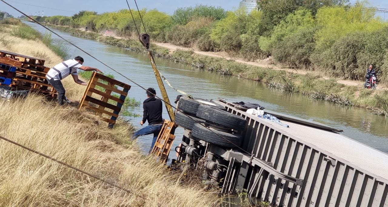 Choque entre dos tractocamiones provoca el cierre de la carretera estatal Lateral 18, en Los Mochis