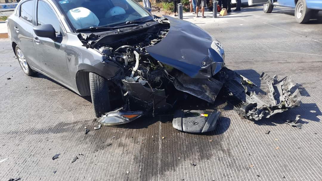 Choque sobre la Rafael Buelna deja dos personas lesionadas en Mazatlán