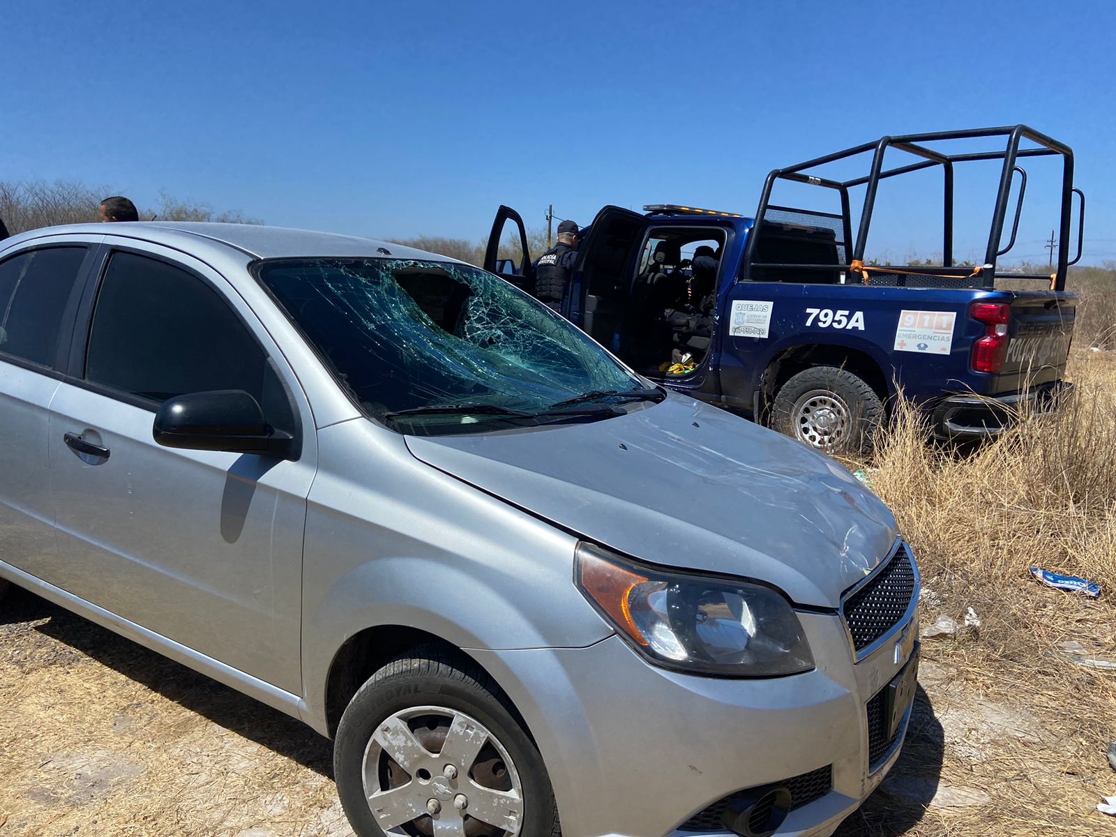 Ciclista es arrollado por un vehículo en la carretera Guamúchil-Angostura; lo trasladan grave a un hospital