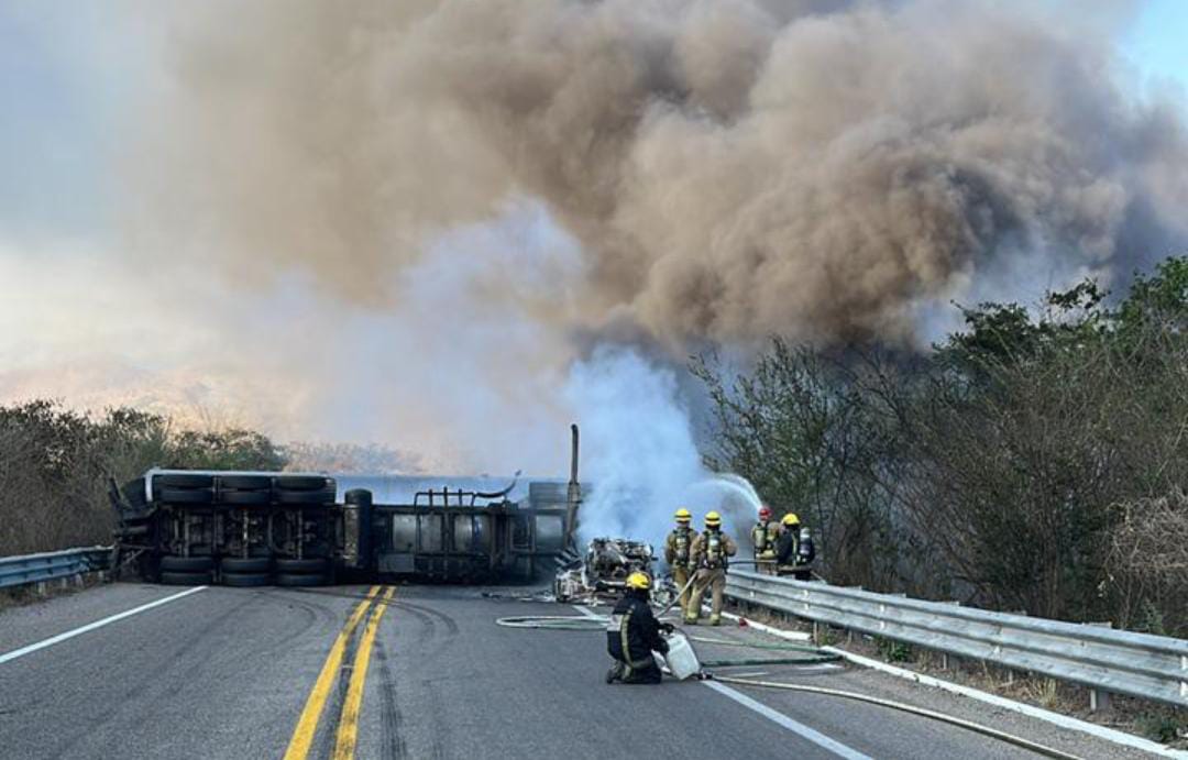 ¡Precaución! Cierran la carretera Mazatlán-Durango, por accidente e incendio de tráiler
