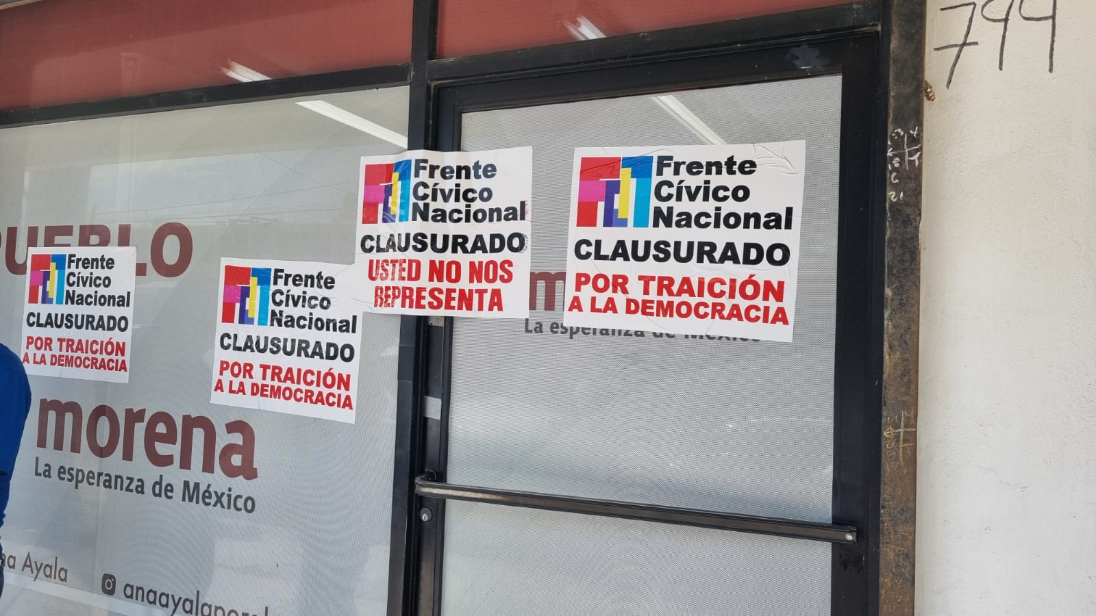 ‘Clausura’ el Frente Cívico Nacional oficinas de la diputada Ana Ayala; la acusan de esconderse del problema agrícola