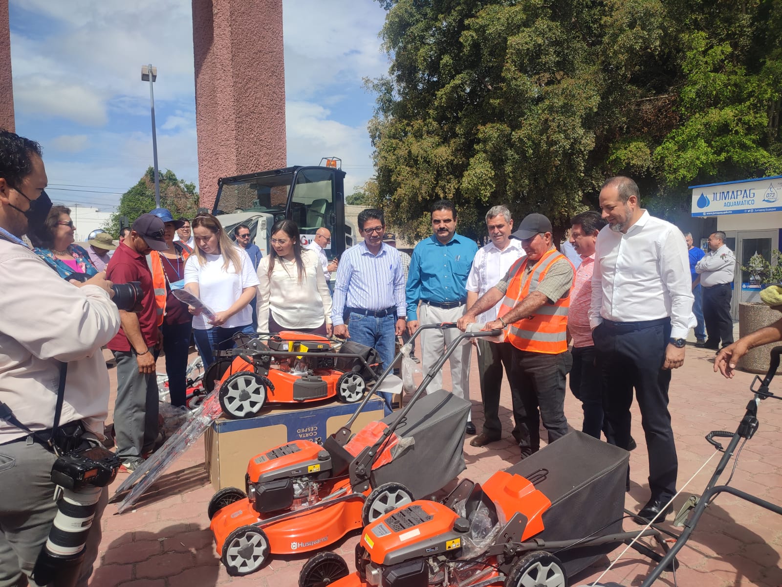 Con apoyo de empresarios compran equipos y rehabilitan una barredora para Parques y Jardines en Guasave