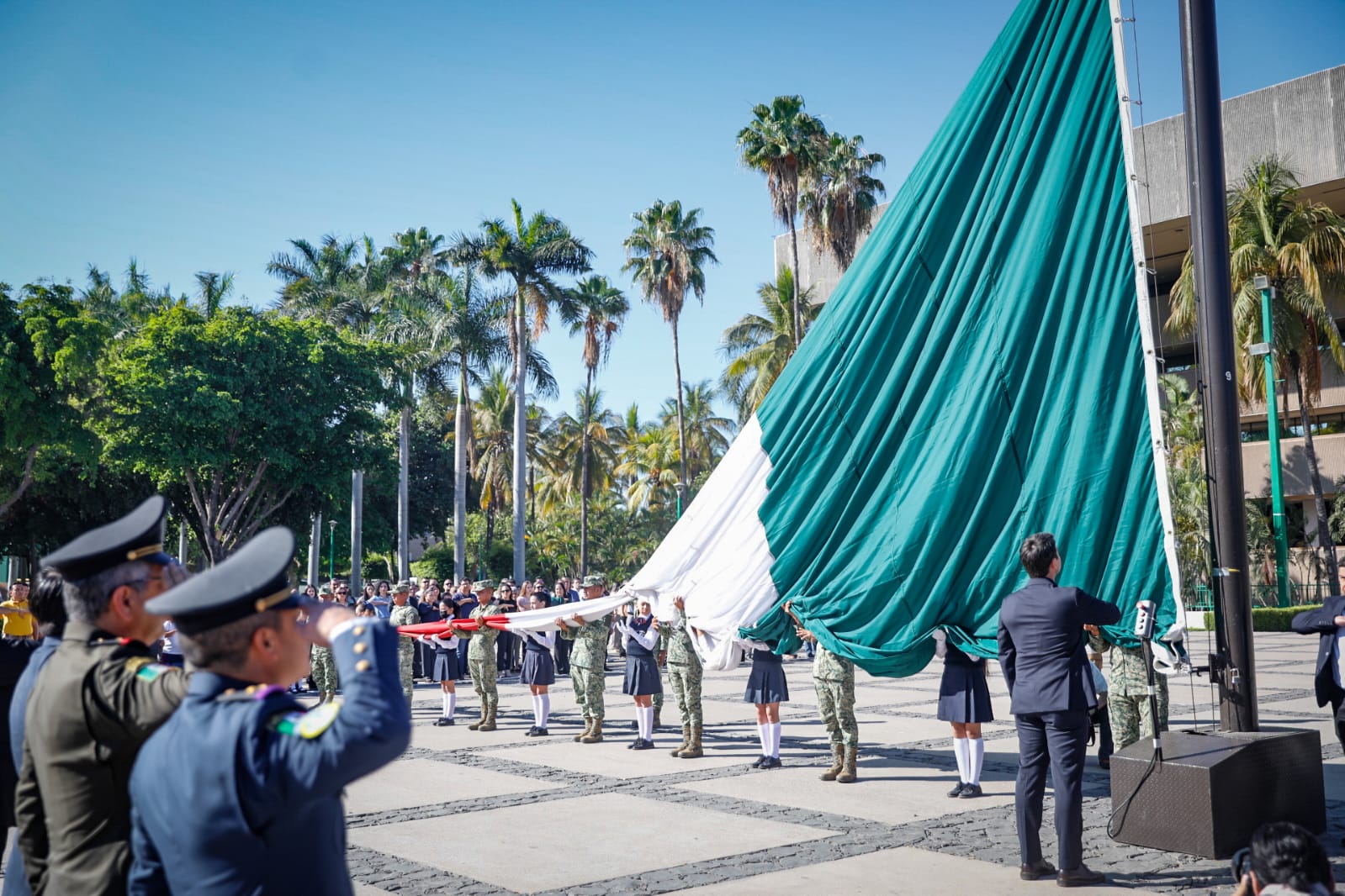 Con izamiento de bandera a toda asta conmemoran 270 aniversario del natalicio de Miguel Hidalgo, ‘El Padre de la Patria’