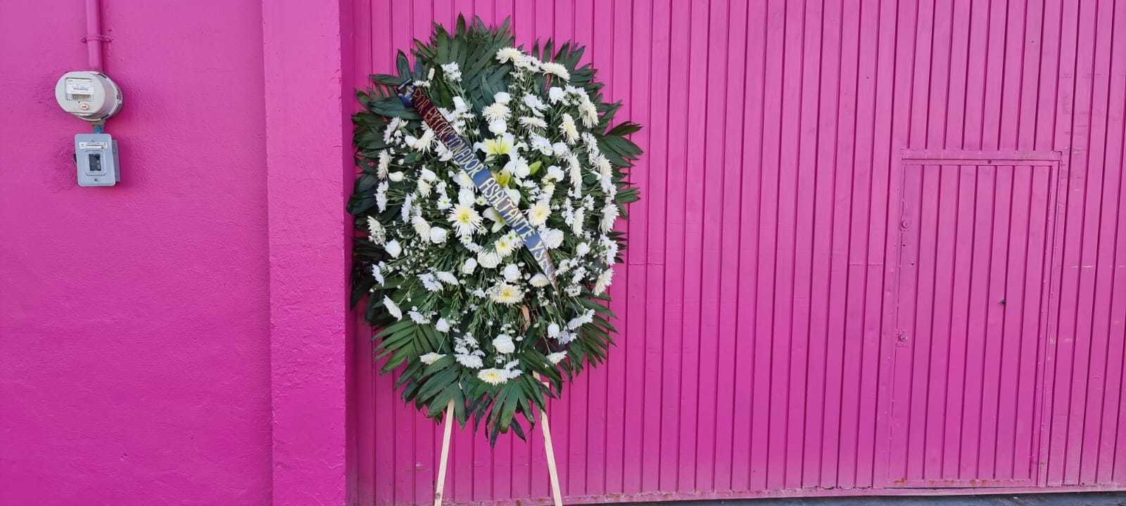 Con mensaje, dejan corona fúnebre afuera de florería atacada a balazos anoche en Los Mochis