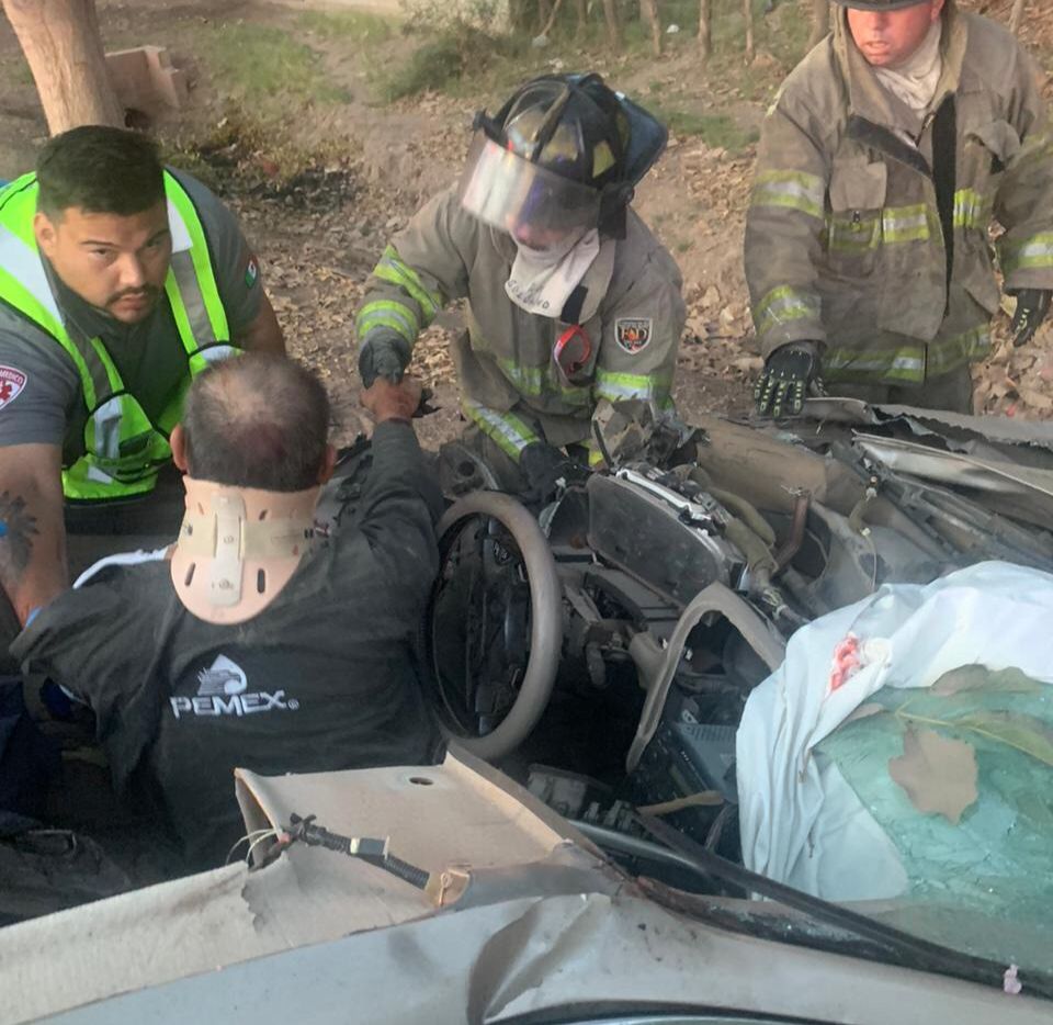 ¡Sobrevive de milagro! Conductor de un vehículo sufre aparatoso accidente sobre la carretera estatal Mochis-Ahome