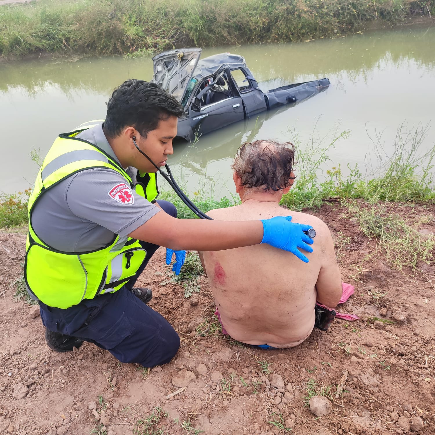 Adulto mayor pierde el control del volante y cae a un canal de riego en Ahome
