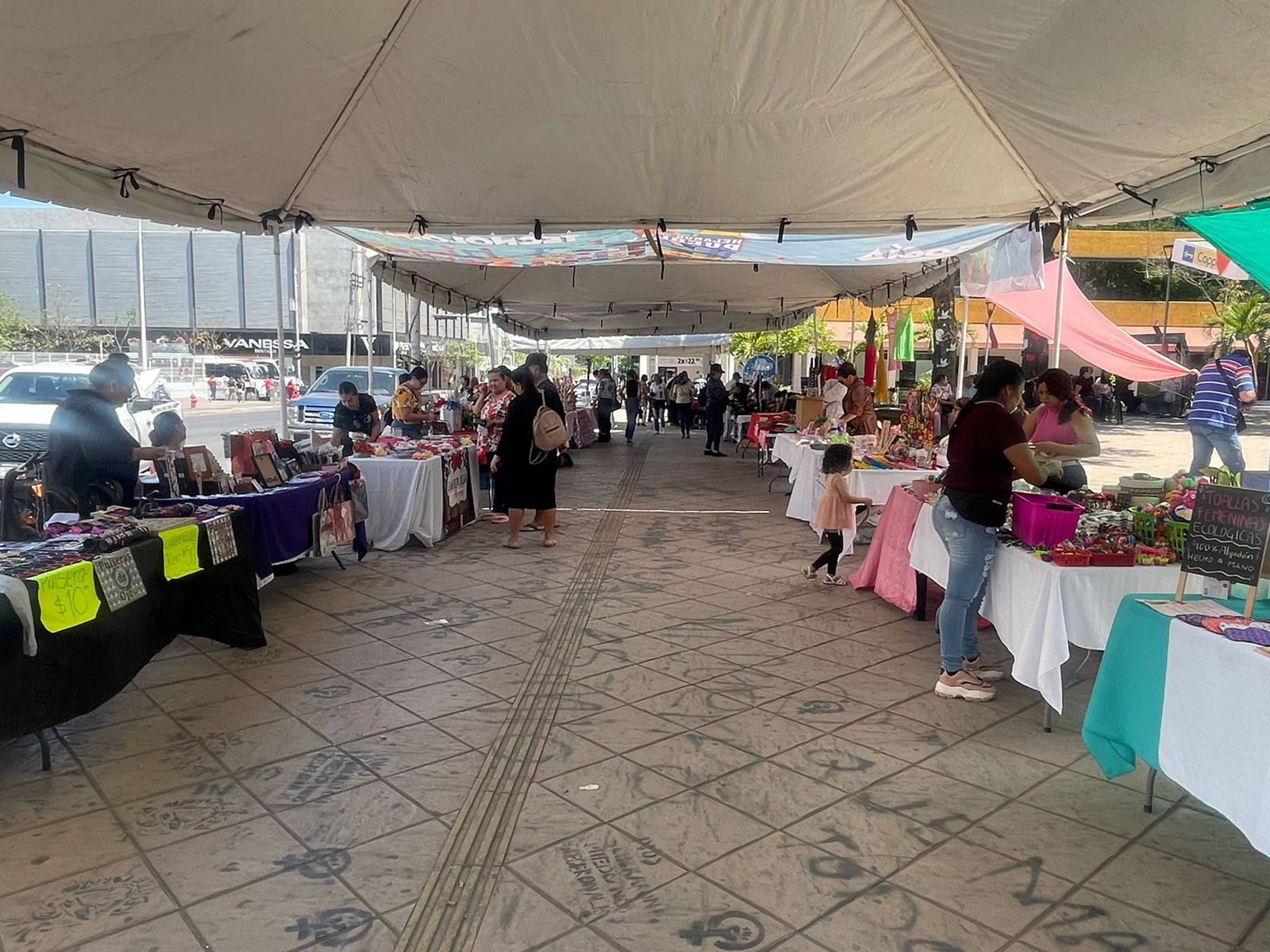 ¿No sabes qué regalarle a mamá? Acude al ‘Corredor Detalles con Amor para Mamá’ en la plazuela Álvaro Obregón