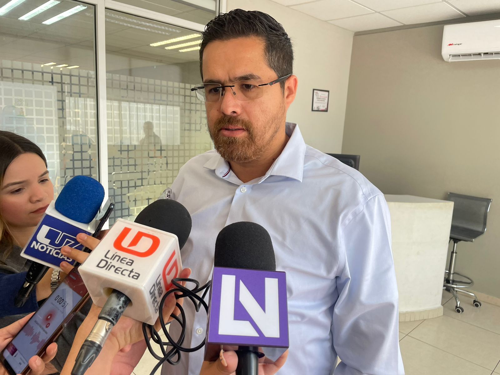 En visita sorpresa en hospitales, secretario de Salud se da cuenta que el personal falta y sale antes del horario laboral establecido