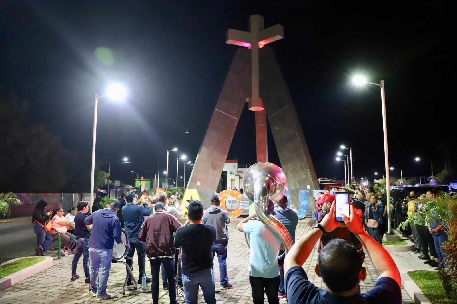 De fiesta Elota por el Día de la Santa Cruz
