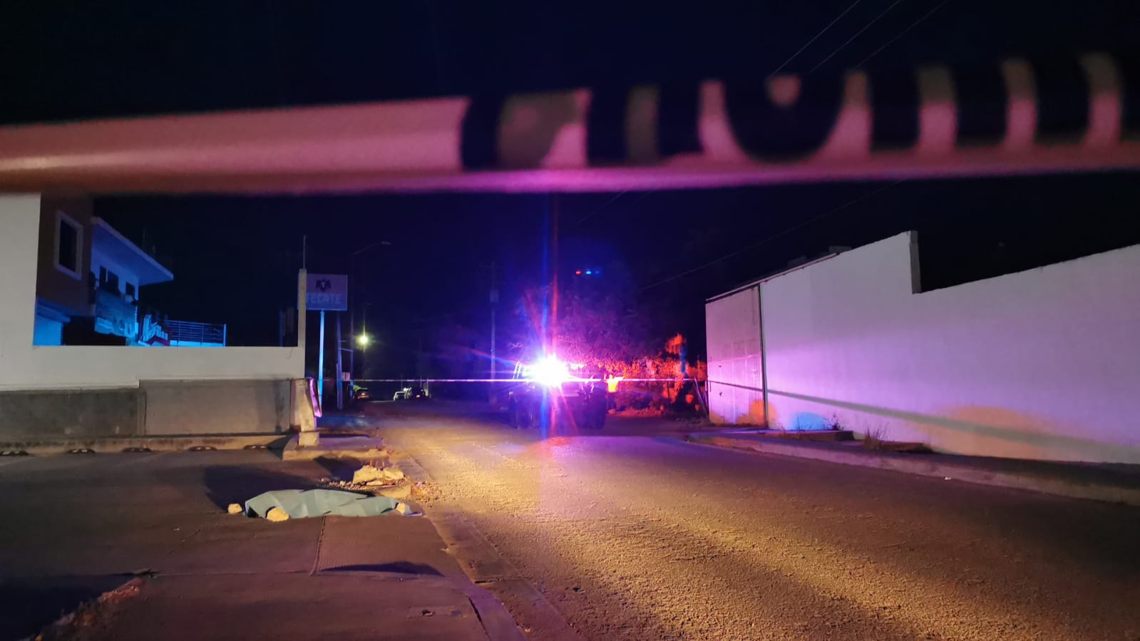 De tres balazos asesinan a un hombre afuera de supermercado, en ...