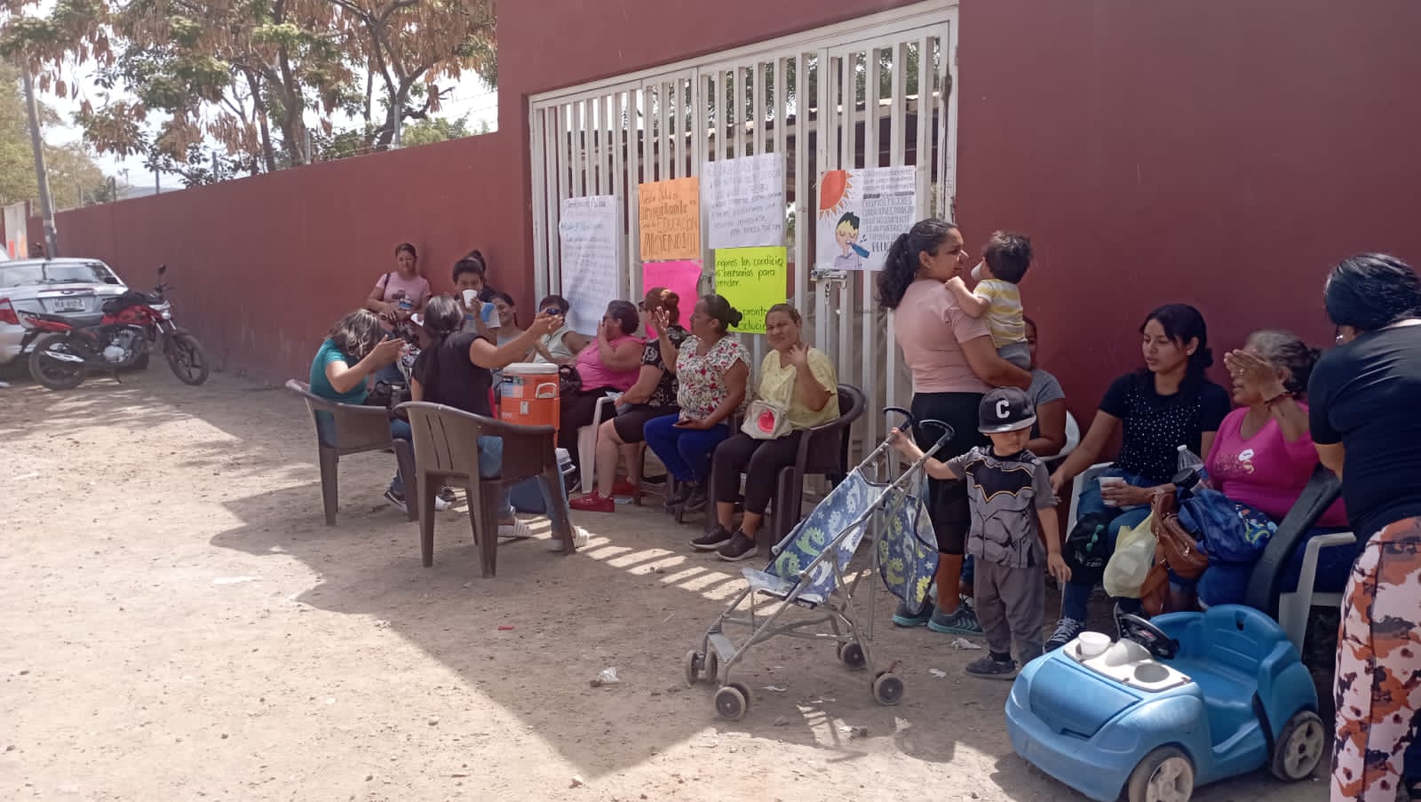 Debajo de un árbol toman clases en la secundaria de El Castillo, Mazatlán; padres exigen concluir ciclo escolar por el calor