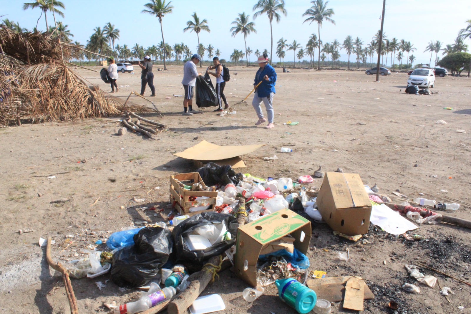Dejan en Las Cabras, Escuinapa, 80 toneladas de basura; autoridades salen de sus escritorios para ir a limpiar