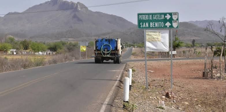 Grupo armado lo ‘pasea’ y despoja de su camioneta Sierra 2022 en San Benito, Mocorito
