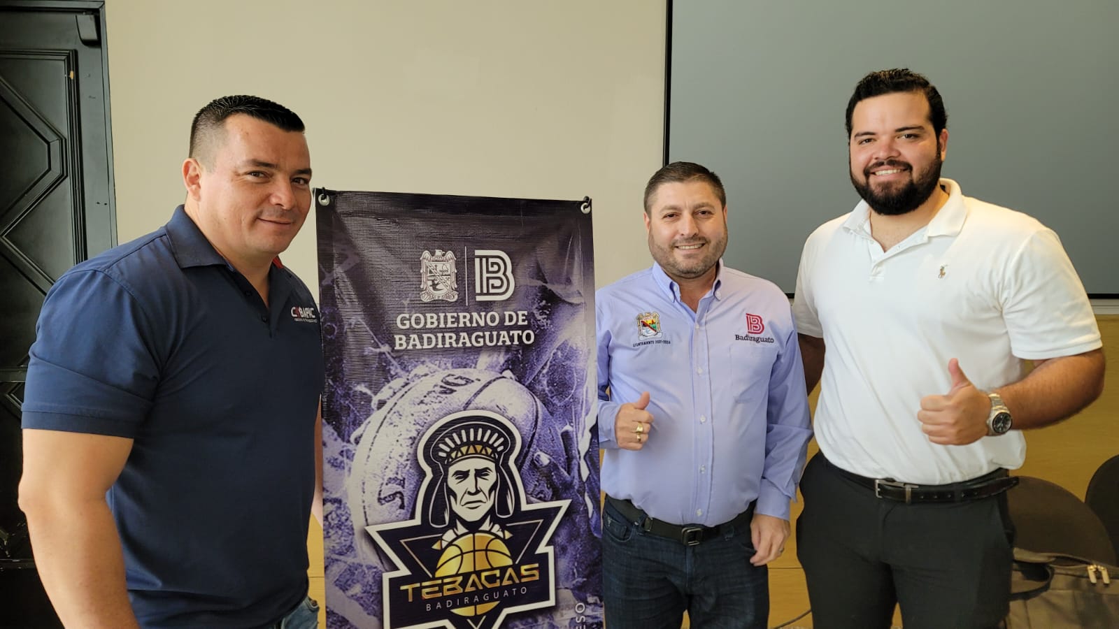 El alcalde José Paz López Elenes presenta al equipo de basquetbol Tebacas de Badiraguato