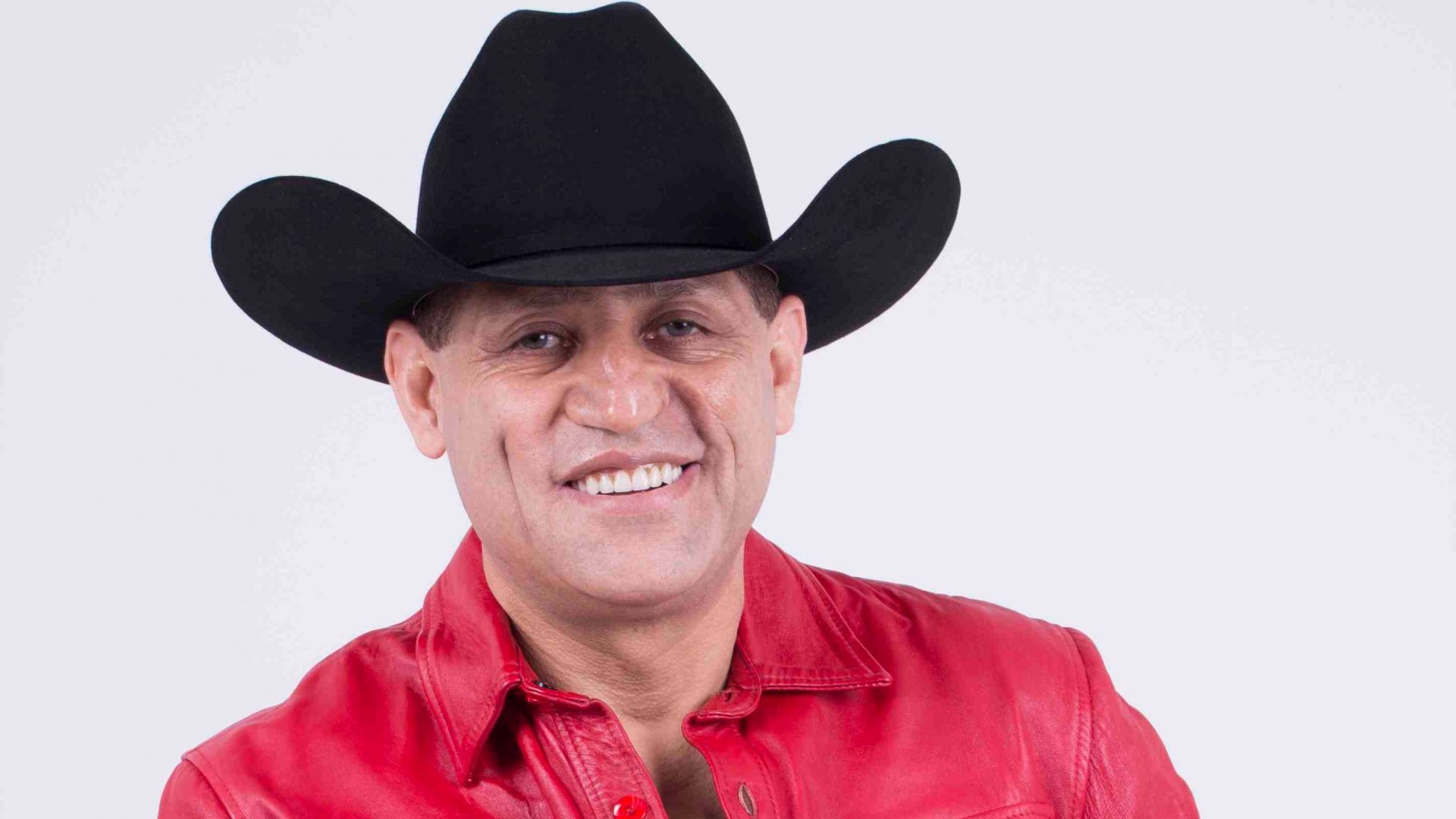 El cantante sinaloense Pancho Barraza sufre aparatoso accidente: lo reportan fuera de peligro