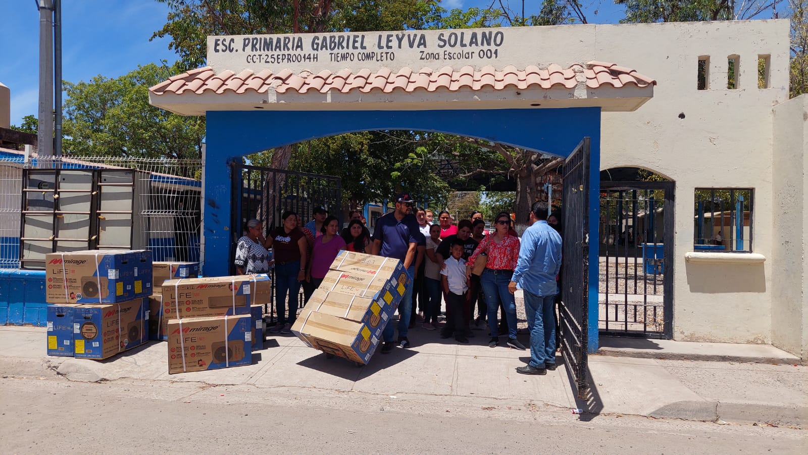 En Ahome, SEP envía minisplit a la primaria ‘Gabriel Leyva Solano’, madres de familia liberan el plantel