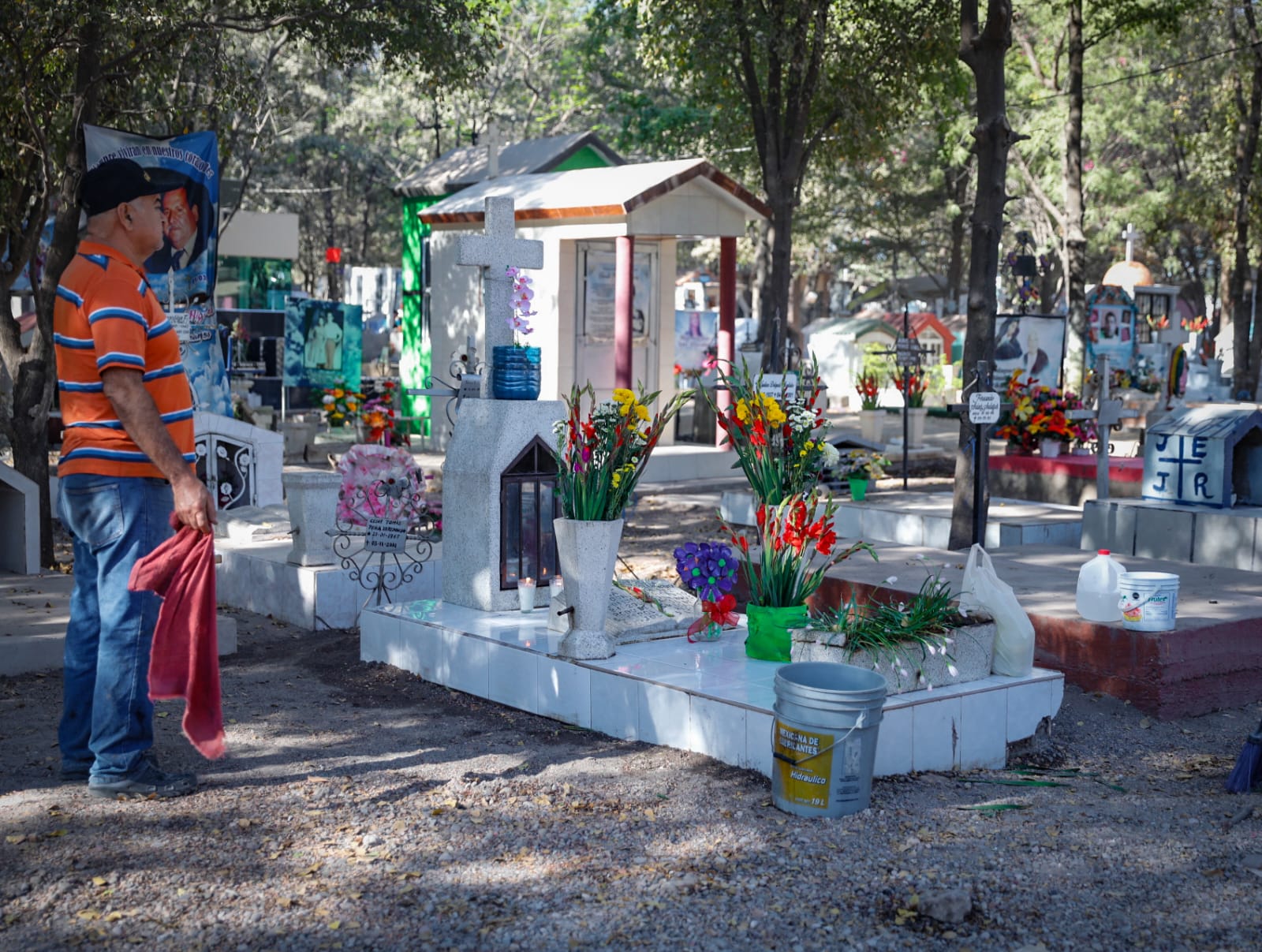 Con flores en las tumbas recuerdan a madres este 10 de mayo en panteones de Culiacán