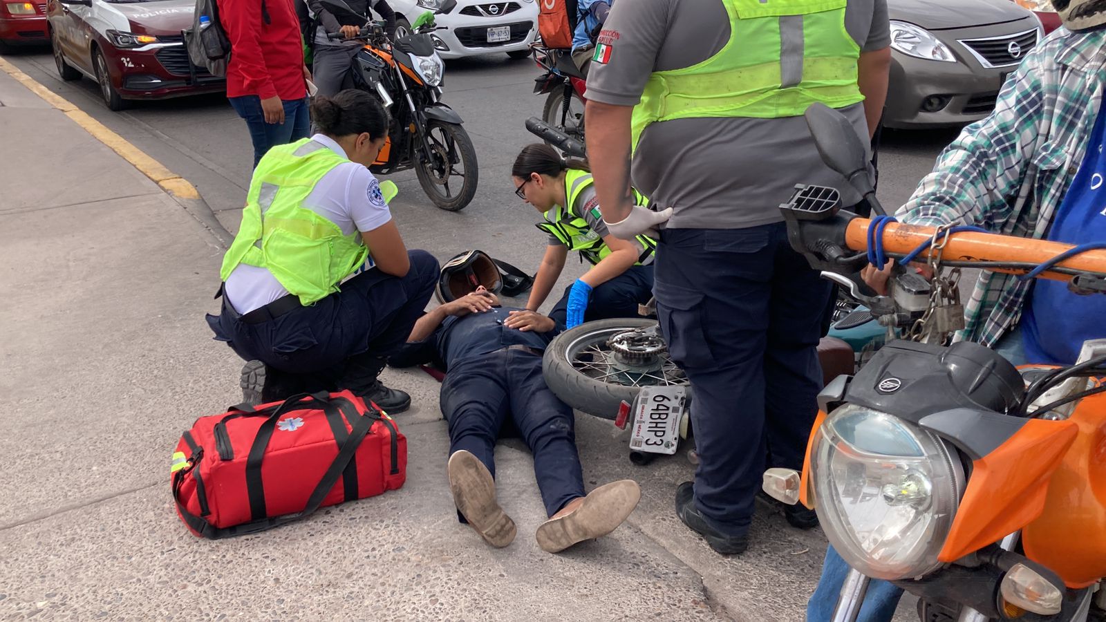 En Los Mochis, por querer esquivar un vehículo, motociclista derrapa y sufre lesiones de consideración