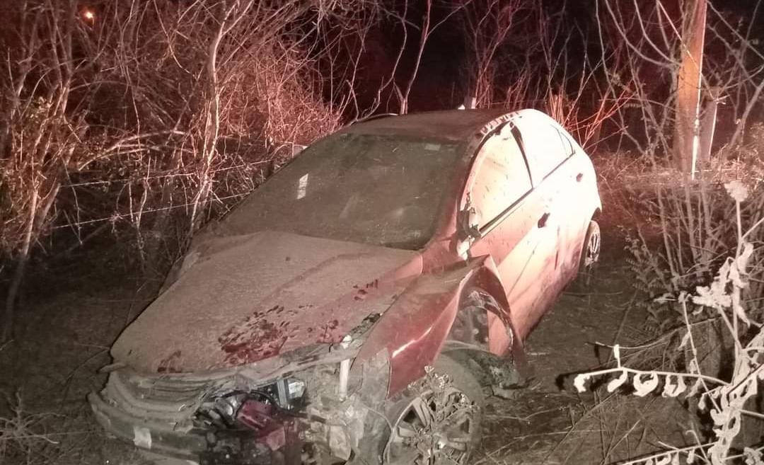 En el monte termina volcado automóvil en la carretera libre en Mazatlán