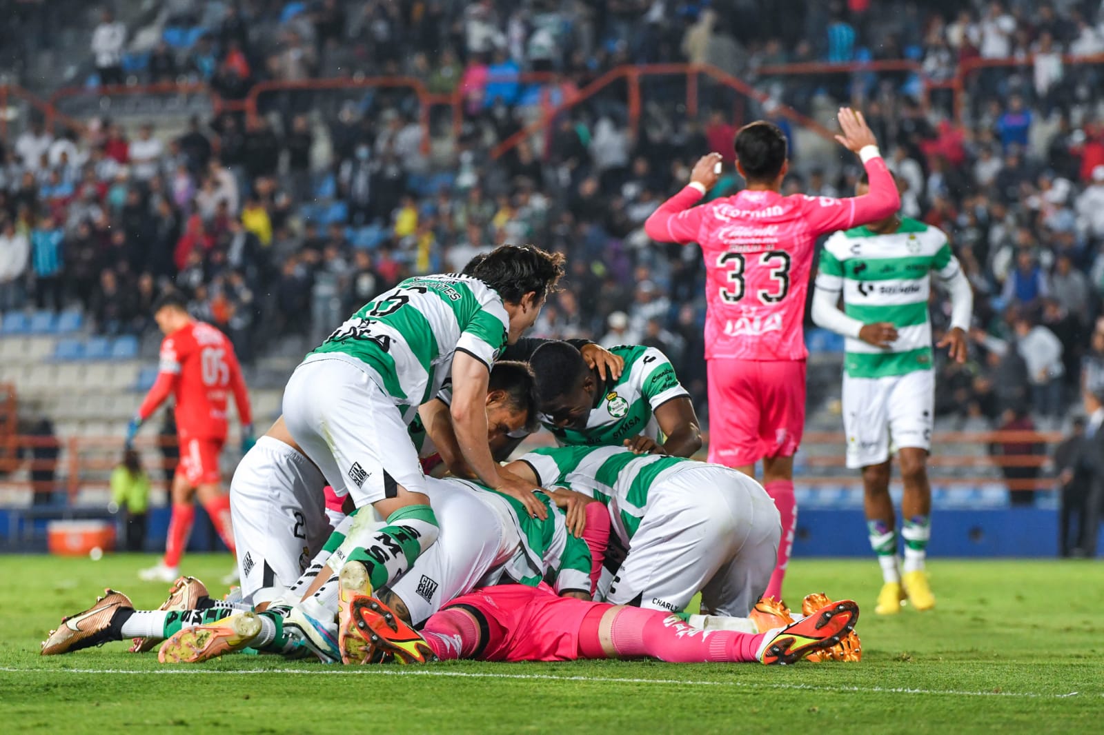 En penales, Santos elimina a Pachuca y clasifica a cuartos de final de la Liga MX