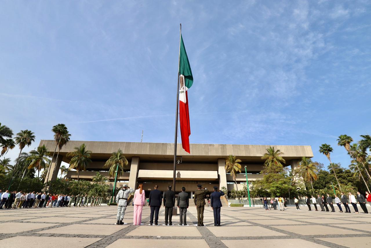 Encabeza Enrique Inzunza izamiento por conmemoración del Día Internacional del Trabajo