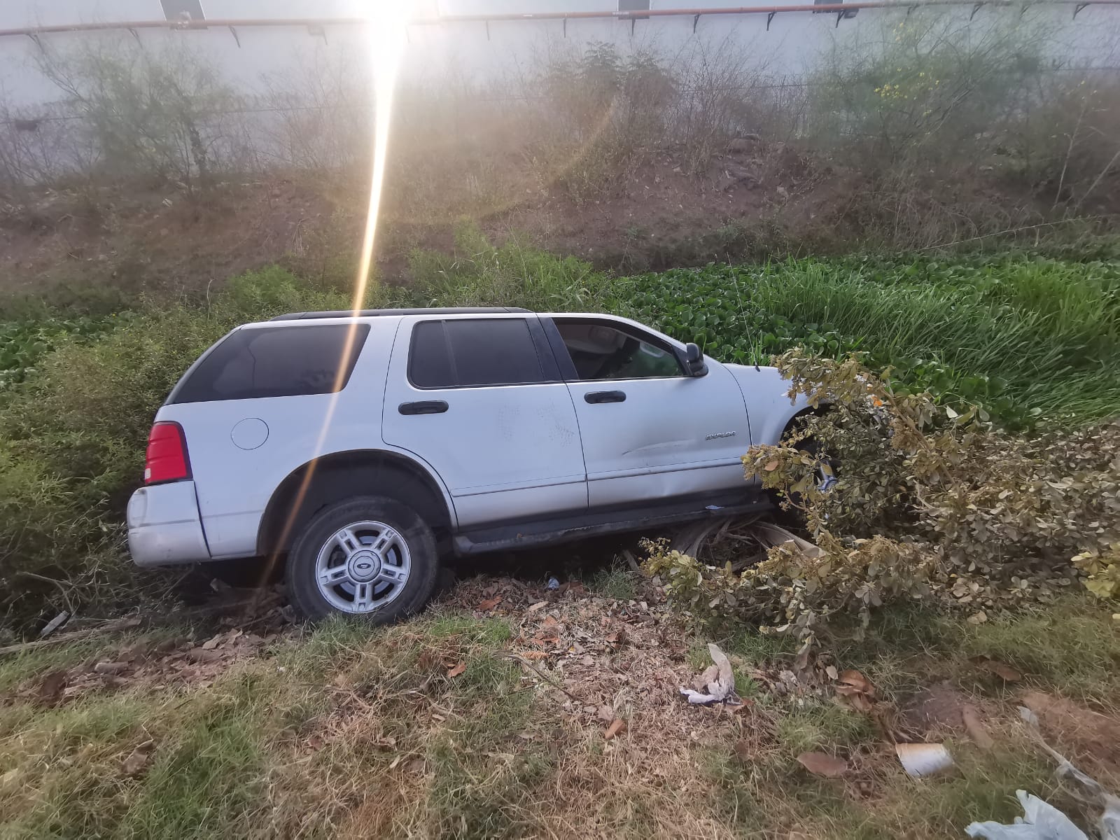 Encuentran abandonada una vagoneta en el dren Chihuahuita en Los Mochis
