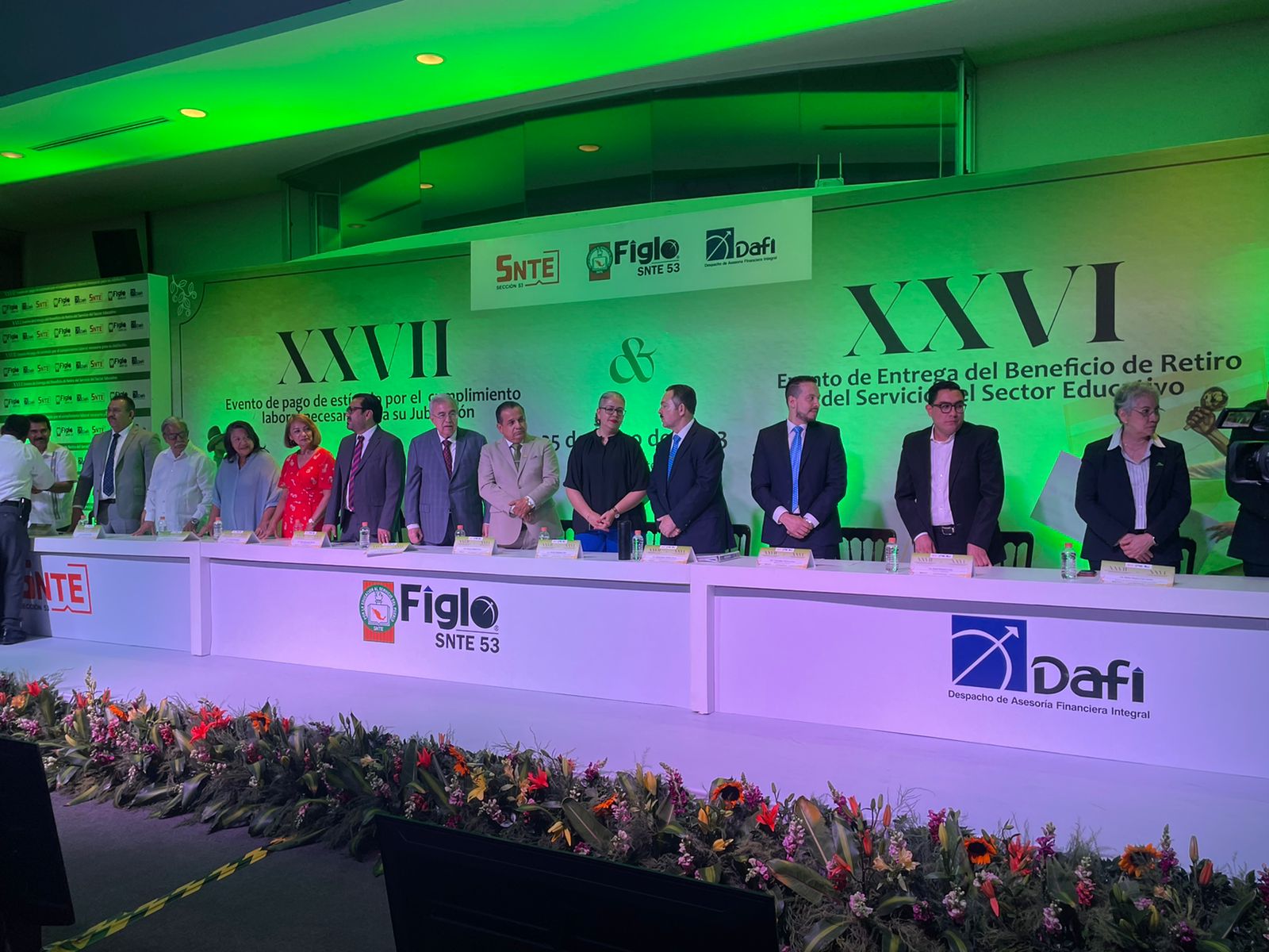 Entrega Rocha estímulos por jubilación y retiro a maestros; promete aguinaldo en tiempo y forma
