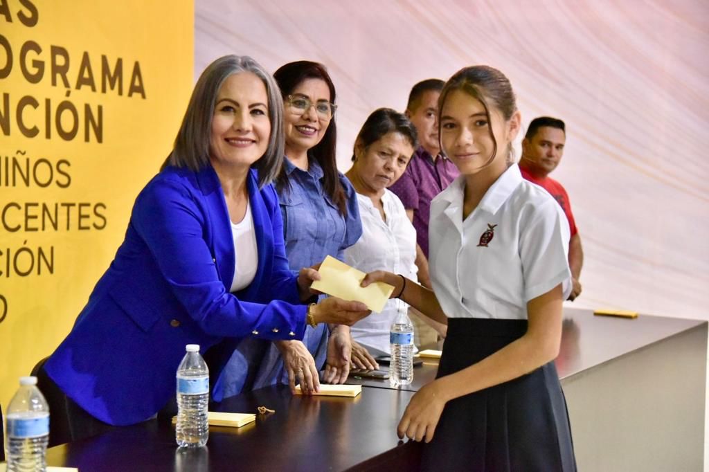 Entrega el DIF municipal las becas Panasir 2023; son 104 niños y adolescentes beneficiados en Salvador Alvarado
