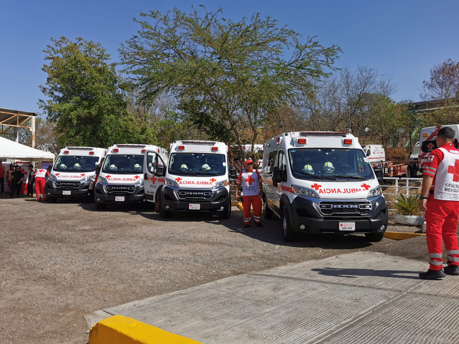Entrega delegación estatal de Cruz Roja ambulancias equipadas a 4 municipios