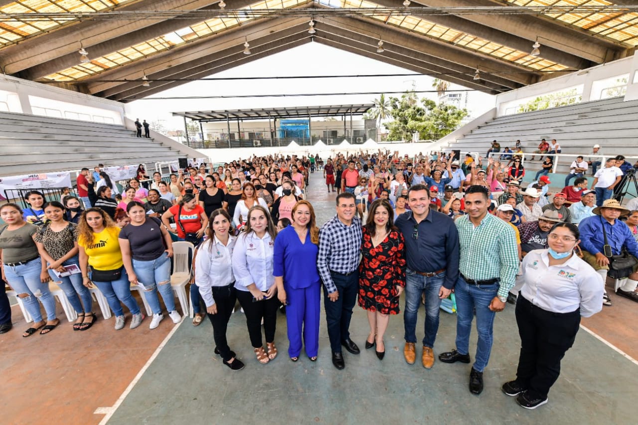 Entregan DIF Mazatlán y Gobierno Municipal apoyos a Madres Solteras y Adultos Mayores
