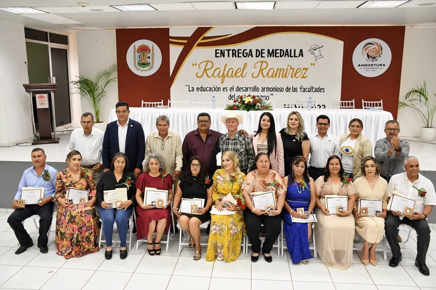Entregan medalla Rafael Ramírez a maestros con 25 y 30 años de servicio, en Angostura