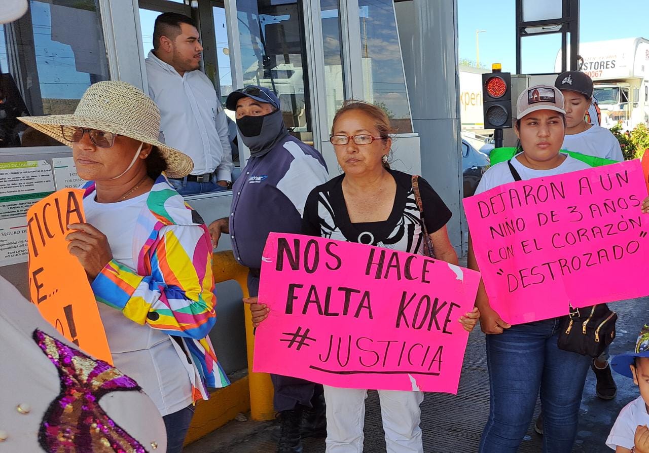 Familia de ‘Koke’, el joven presuntamente asesinado por marinos, se manifiesta en la caseta de Cuatro Caminos