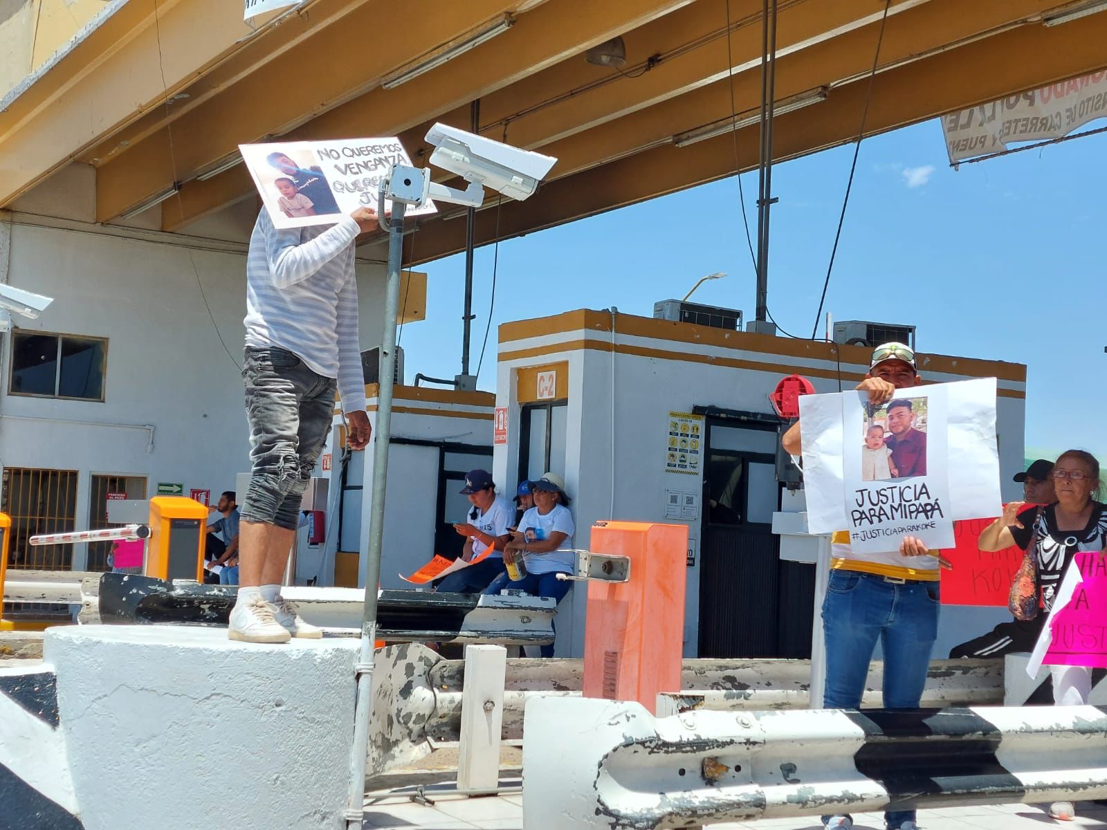 Familiares de Jorge Alfredo, asesinado en Guasave, toman la caseta de Alhuey; acusan a la Marina de su muerte