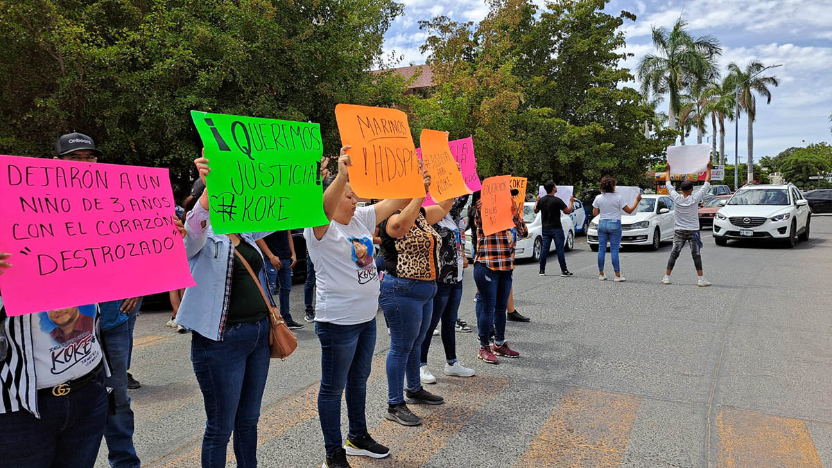 Familiares de “Koke” bloquean calle frente a la Fiscalía en Guasave; interponen denuncia contra presuntos Marinos